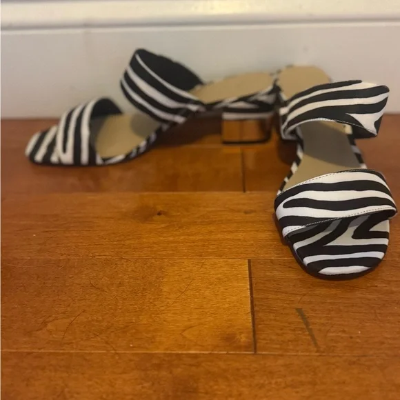Ann Taylor Black and white sandals - Picture 3 of 3